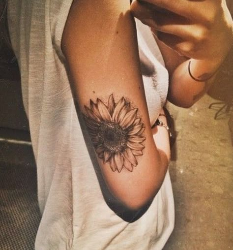 Beautiful black and white sunflower tattoo on the back of arm. Sunflower Tattoo Shoulder, Petit Tattoo, Hawaiian Tattoo, Sunflower Tattoos, Tattoo Me, Arm Tattoos For Women, Piercings And Tattoos, Sunflower Tattoo, Family Tattoos