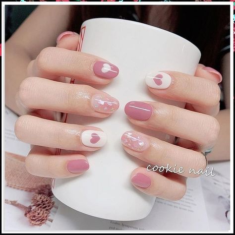 Looking for some festive nail art ideas to spruce up your Christmas look? Check out our top rated options! Nail Design Glitter, Asian Nails, Beauty Nails Design, Round Nails, Short Acrylic Nails Designs, Short Nail Designs, Heart Nails, Short Acrylic Nails, Nail Arts