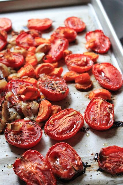 Roma Tomato Recipes, Tomato Marinara Sauce, Roasted Heirloom Tomatoes, Roast Tomatoes, Roma Tomato, Oven Roasted Tomatoes, Garden Tomatoes, Kitchen Tricks, Roasted Tomato Sauce