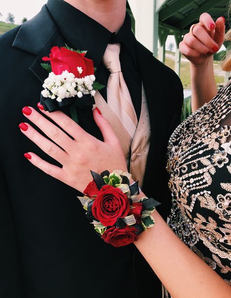 Red Prom Corsage, Prom Corsage Red, Red Corsage, Boutineer Ideas, Hoco Flowers, Red Corsages, Prom Flowers Bouquet, Black Corsage, Prom Flowers Corsage