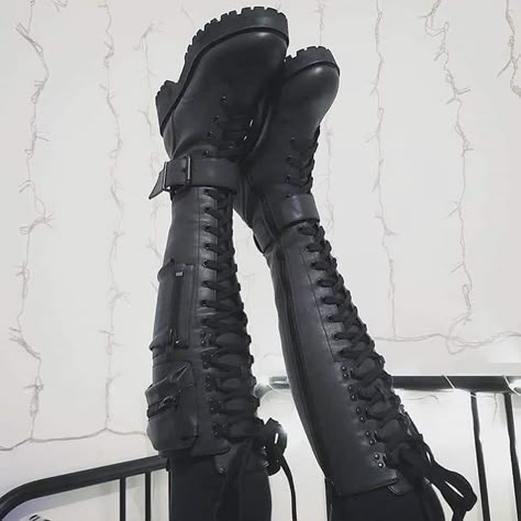 Knee High Combat Boots, Mode Editorials, Goth Shoes, Motorcycle Boots, Edgy Outfits, Character Outfits, Goth Fashion, Boots Outfit, Grunge Outfits