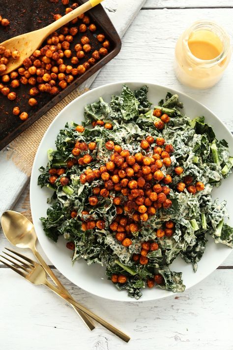 AMAZING Garlicky Kale Salad with Tandoori Spiced Chickpeas! 30 minutes and SO delicious! #vegan #glutenfree #salad #minimalistbaker Garlicky Kale Salad, Garlicky Kale, Vegan Caesar Salad, Vegan Caesar, Kale Caesar Salad, Spiced Chickpeas, Crispy Chickpeas, Tandoori Masala, Vegan Thanksgiving