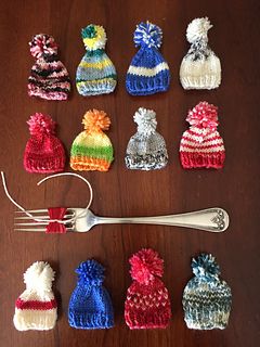 Christmas Knitting Projects, Knit Christmas Ornaments, Diy Stocking, Christmas Knitting Patterns Free, Neli Quilling, Knitting Christmas, Miniature Knitting, Weihnachten Diy, Crochet Xmas