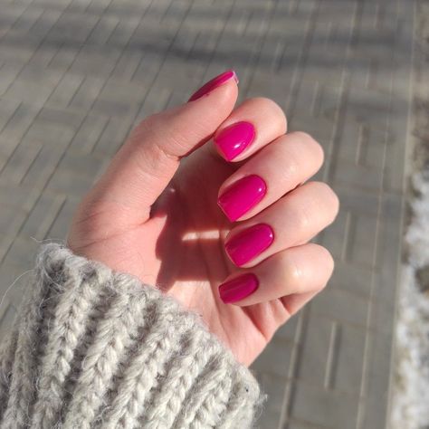 Pink Nails for Winter 2023-2024 18 Ideas - women-club.online Short Fuschia Nails, Fusia Pink Nails Short, Bright Pink Nails Short, Cerise Pink Nails, Fushia Nail Color, Pink Nails For Winter, Fuchsia Nails Design, Raspberry Pink Nails, Bright Winter Nails