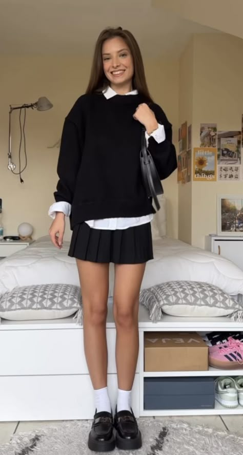 Tennis Skirt Outfit Black, School Skirt Outfits, Black Tennis Skirt Outfit, Skirt Outfit Fall, Form Outfits, Uni Outfit, Black Tennis Skirt, Sixth Form Outfits, Black Skirt Outfits