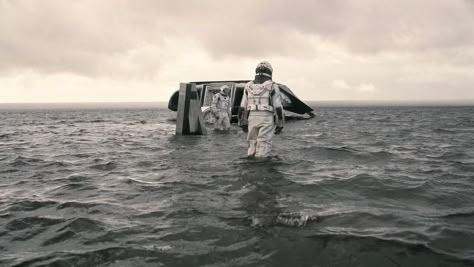 Tars Interstellar, Inter Stellar, Interstellar Film, Directed By Christopher Nolan, Interstellar 2014, Interstellar Movie, Cinematic Shots, Movie Shots, Pretty Backgrounds