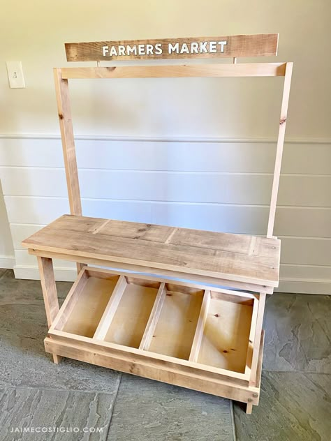 Play Shop Diy, Mini Farmers Market Stand, Farmers Market Play, Wooden Farmers Market Stand, Farmers Market Stand Diy, Pallet Vegetable Stand, Diy Veggie Stand, Diy Kids Market Stand, Mini Farm Stand