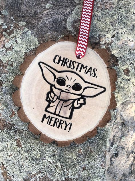 Yoda Christmas Ornament, Baby Yoda Christmas, Pretty Christmas Ornaments, Yoda Christmas, Christmas Gift Inspiration, Chirstmas Decor, Cheap Christmas Gifts, Wood Burning Crafts, Painted Christmas Ornaments