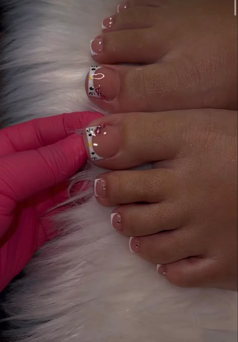 Hello Kitty Toenail Designs, Hello Kitty French Tip Toes, Nails Ideas Feets, Hello Kitty Toenails, Hello Kitty Toes Nail Design, Hello Kitty Pedicure, Hello Kitty Acrylic Nail Designs, Short Nails Hello Kitty, Hello Kitty Nails Aesthetic