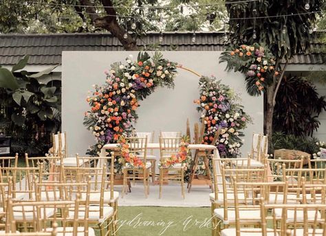 Weeding Themes, Ceremony Backdrop Indoor, Wedding Photo Walls, Outdoor Wedding Backdrops, Dekorasi Wedding, Outdoor Tent Wedding, Rustic Wedding Backdrops, Wedding Stage Backdrop, Wedding Reception Backdrop