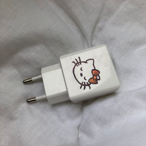 Sanrio Diy Decor, Charger Decorations Diy, Hello Kitty Diy Room Decor, Diy Charger Art, Hello Kitty Diy Decorations, Sanrio Diy Crafts, Aesthetic Charger, Hello Kitty Charger, Hello Kitty Diy Crafts