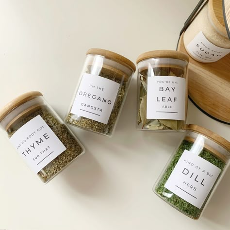 Want to make some punny and pretty spice labels? I have the whole DIY up! Cooking Spices, List Of Spices, Honey Candy, Custom Pantry, Eco Kitchen, Swedish Dishes, Square Kitchen, Organized Pantry, Jar Packaging