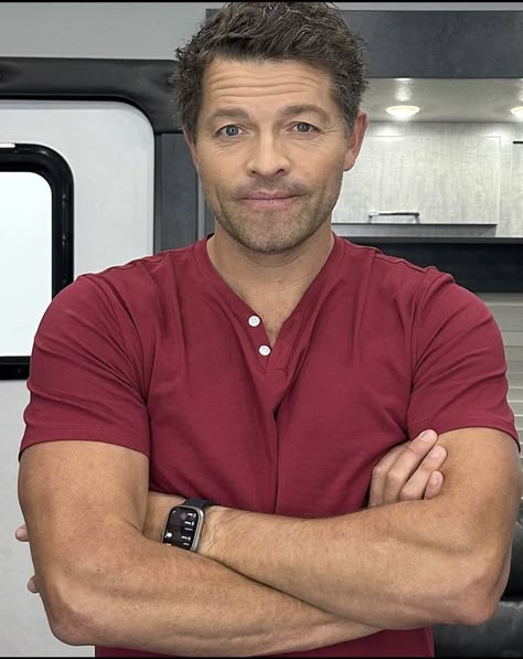 Misha Collins Shirtless, Dean Winchester Shirtless, Castiel Supernatural, Supernatural Destiel, Supernatural Cast, Wear Red, Cpr, Cardiovascular Disease, Misha Collins