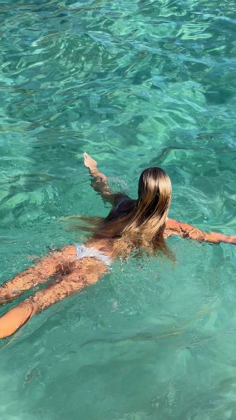 Mediterranean Vacation, Swimming Photos, Beach Girl Aesthetic, Ocean Girl, Swimming Hairstyles, Beach Blonde, Water Aesthetic, Beach Workouts, Australia Photos