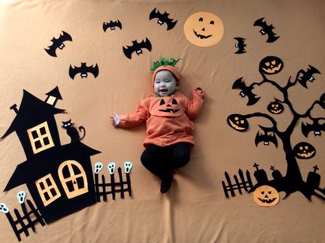 Halloween Photoshoot Baby, Halloween Photo Editing, Halloween Baby Pictures, Fotos Halloween, Diy Photoshoot, Halloween Porch Sign, Baby Milestones Pictures, Baby Milestone Photos