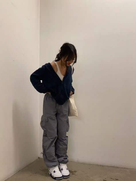 Outfits With Cargo Pants Women, Cinched Cargo Pants Outfit, Dark Grey Cargos Outfit, Street Wear Inspo Outfits, Light Gray Cargo Pants Outfit, Outfits With Gray Cargo Pants, Dark Cargo Pants Outfit, Grey Cargo Jeans Outfit, Outfit Inspo Aesthetic Baddie