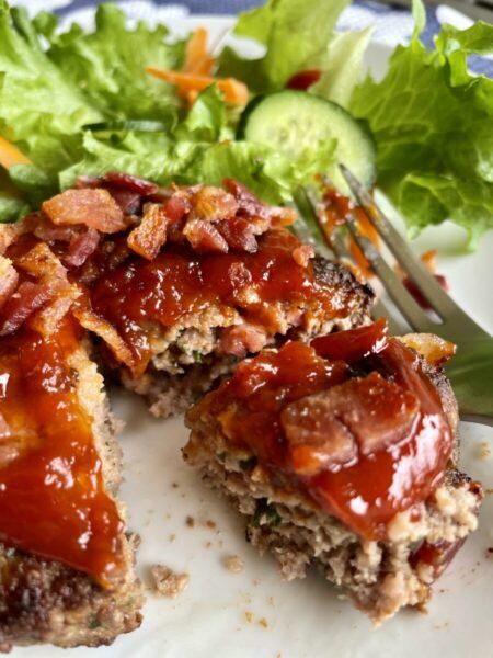 Meatloaf Patties with Bacon Meatloaf Patties Baked, Individual Meatloaf, Ground Beef And Bacon, Meatloaf Patties, Meatloaf Burgers, Yogurt Dill Sauce, Sweet Potato Chili, Dill Sauce, Fennel Salad