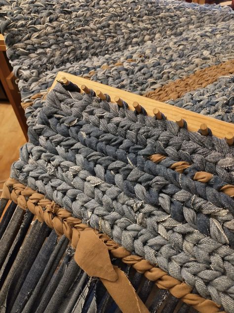 Twined Rag Rug, Diy Loom Frame How To Make, Rug Weaving Loom, Denim Rag Rugs, Denim Crochet, Weaving Rugs, Rag Rug Diy, Homemade Rugs, Rug Diy