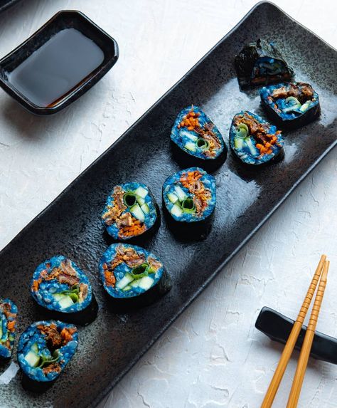 Jess on Instagram: “Blue brown rice sushi never gets boring! This sushi roll is simple with fried tofu, eggplant, green onion, cucumber, and carrot- all in…” Veg Sushi, Brown Rice Sushi, Blue Sushi, 21 Dinner, Rice Sushi, Closing Party, Sushi Roll, Fried Tofu, Green Onion