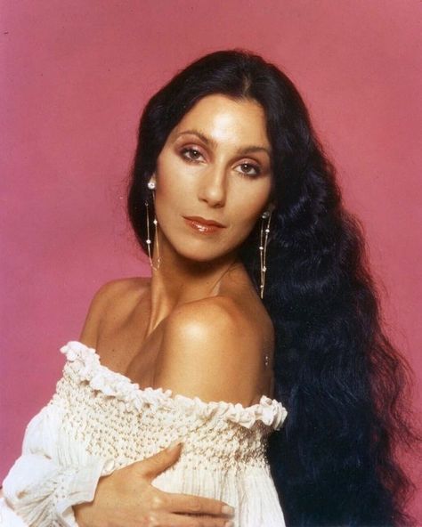 Cher Photoshoot, Cher Iconic Looks, 70s Cher, Cher Hair, Cher 70s, Cher Fashion, Cher Outfits, Cher Photos, Outfits 70s