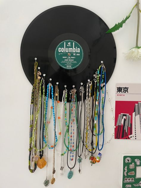 Records Hanging On Wall, Wall Music Decor, Record Necklace Holder, Diy Record Projects, Diy Jewelry Hanger Wall, Diy Record Wall Display, Stuff To Hang On Walls, Necklace Hanger Ideas, Diy Music Poster