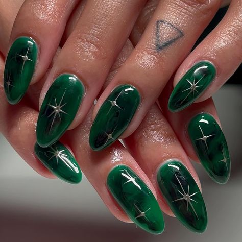 Festive but not screaming Christmas lol ✨ @kokoistusa mega stick base + excel builder for structure @southtxnailsupply “picked punk” +… | Instagram Emerald Nails, Bow Nail, Dark Green Nails, Green Nail Art, Retro Nails, Butterfly Bow, Heart Butterfly, Green Nail, Festival Nails