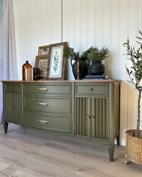 Quick before-after on this stunning sideboard. Loved all the details on this one. Simplified the existing hardware on the middle drawers and swapped the others out for knobs. Love this look😍 This green is the perfect olive with enough warmth and depth to it to give that vintage-y feel. SOLD. #beforeafterfurniture #sideboardmakeover #sideboardtransformation #thecuratedattic #saskatchewan #saskatoon #saskatoonhomes #edmonton #calgary #diyinspo #inspiration #moderninterior #vintageinterior... Painted Sideboard Ideas, Sideboard Makeover, Green Sideboard, Before After Furniture, Sideboard Upcycle, Furniture Makeover Inspiration, Sideboard Decor, Painted Sideboard, Dining Room Paint