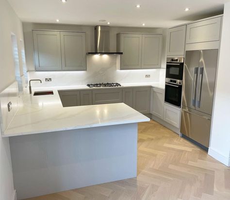 White Grey Marble Kitchen, American House Kitchen, Kitchen Inspo Minimalist, Light Shaker Kitchen, Dove Grey Kitchen Ideas, B And Q Kitchen, 1950s Home Renovation, Shaker Style Kitchens Grey, Grey Kitchen With Island