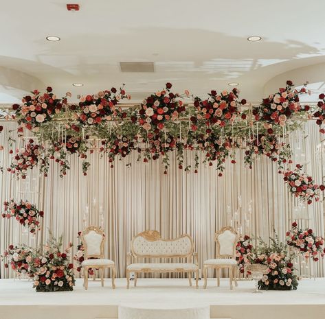 Trending Summer Nails, Party Halls, Engagement Stage Decoration, Nikah Decor, Reception Stage Decor, Simple Stage Decorations, Wedding Stage Backdrop, Wedding Hall Decorations, Wedding Stage Decor