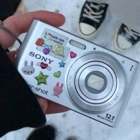 Sony Camera Aesthetic, Cute Camera, Camera Aesthetic, Retro Gadgets, Camera Photos, Old Cameras, Camera Digital, Sony Camera, I'm With The Band