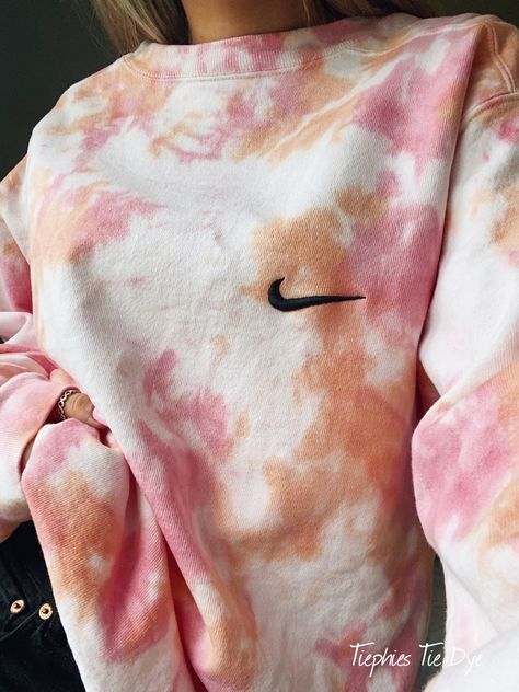 Tie And Dye Sweatshirt, Tye Dye Shirts Aesthetic, How To Style Tie Dye Shirts, Tie Died Ideas Aesthetic, Tie Dye Patterns Aesthetic, Tie Dye Shirt Aesthetic, Tie Dye Ideas Aesthetic, Tie Dye Astethic, Aesthetic Tie Dye Shirt