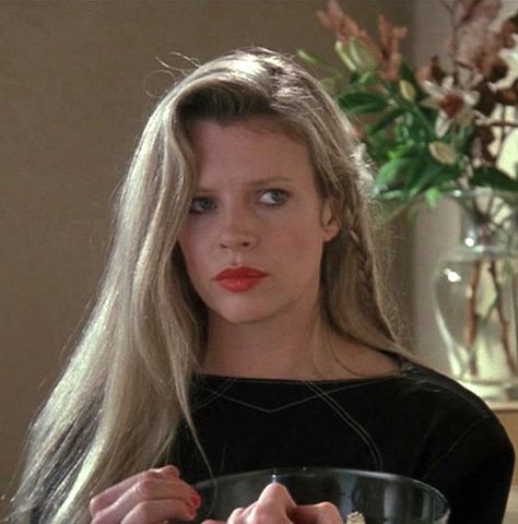 DC Comics in film n°8 - 1989 - Batman - Kim Basinger as Vicki Vale Bee Stung Lips, Vicky Vale, Vicki Vale, Breck Shampoo, Batman 1989, African Print Maxi Skirt, From Paris With Love, Kim Basinger, Fashion Model Photography