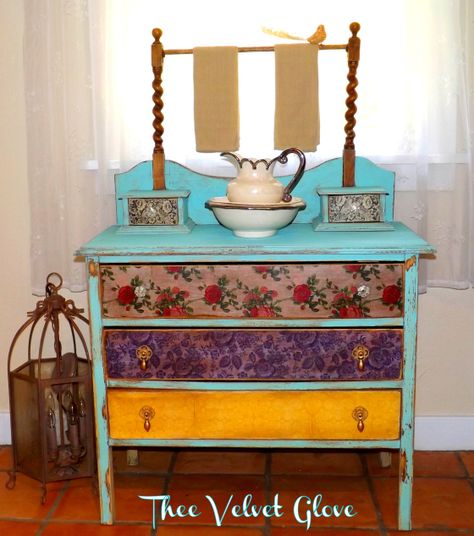 Deco dresser Whimsical Painted Furniture, Dresser Ideas, Furniture Upcycling, Painted Drawers, Set Of Drawers, Chests Of Drawers, Funky Painted Furniture, Furniture Painting, Furniture Makeover Diy