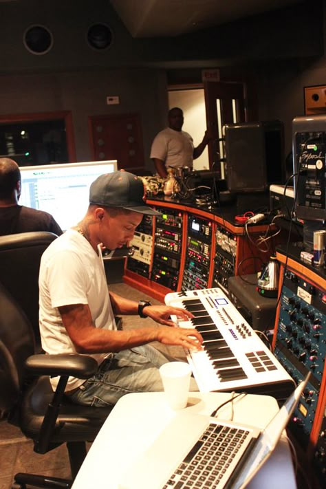 Pharrell Pharrell Williams In Studio, Pharrell Studio, Pharrell In The Studio, Artist In The Studio Music, Music Producer Aesthetic, Producer Aesthetic, Record Studio, Producer Studio, Recording Studio Design