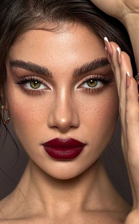 Poses With Lipstick, Russian Makeup Aesthetic, Lipstick Photoshoot Ideas, Italian Makeup Looks, High Visual Weight Makeup, Slavic Makeup, Sensual Makeup, Russian Makeup, Makeup Bibir