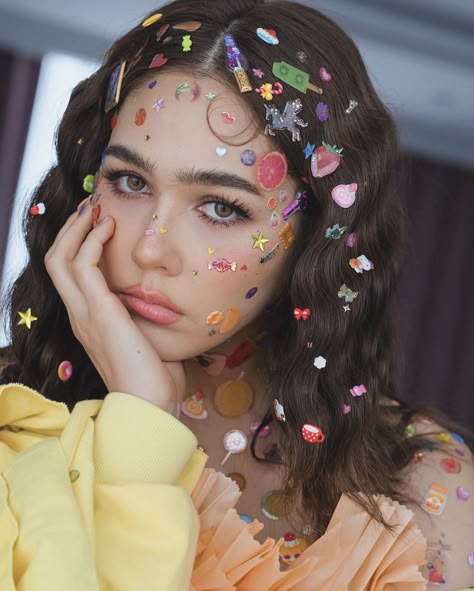 Candy Photoshoot Ideas, Stickers Photoshoot, Face Stickers Makeup, Candy Photoshoot, Camera Lense, Festival Face, Instagram Stickers, Face Aesthetic, Peinados Fáciles Para Cabello Corto