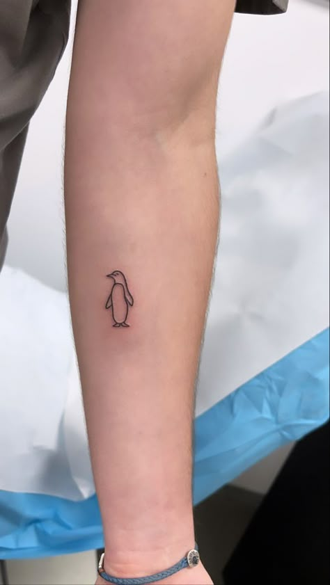 minimalist tattoo penguin small ideas Small Tattoos For Ladies, Cutest Tattoos, Penguin Tattoos, Small Nature Tattoo, Penguin Tattoo, Simple Tattoos For Women, Cute Simple Tattoos, Tattoos For Men And Women, Forearm Tattoo Women