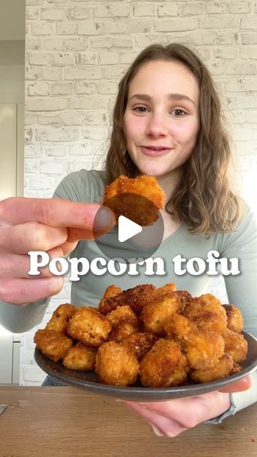 Maya // vegan recipes on Instagram: "POPCORN TOFU 😍🍿   Crispy, crispier, this tofu! 😋 I think this is one of of my new favourite tofu recipes, it’s really fuss-free and tastes soo good! 🥰 Btw you can also bake or air fry the nuggets instead of frying them.  Much love Maya ✨ RECIPE (4 servings each 365cal/16P/43C/12F): -400g tofu, pat dried TEAR into chunks -1/2 Cup (125ml) plant milk -1 Tbsp each apple cider vinegar and sriracha MIX/ADD tofu/MARINATE for 30mins -3/4 (90g) cup starch -2 Tsp each paprika, salt, garlic powder -pepperrrr to taste TOSS the chunks in the mix -1 cup Panko seasoned COAT the tofu in the Panko/FRY until golden brown (or bake at 200C/400F for 20mins) Seasoning: -1 Tsp each paprika, cumin, salt  Tofu damit vermischen - POPCORN TOFU😍🍿  Knusprig, knuspriger, diese Crispy Tofu Wrap, Tofu Fish Sticks, Baked Tofu Recipes, Crispy Tofu Recipes, Panko Tofu, Popcorn Tofu, Tofu Chili, Tofu Crispy, Making Tofu