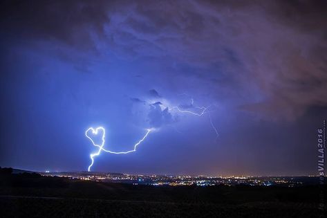 Is this a sign from heaven? A heart-shaped lightning formed during a thunderstorm over France. Someone is giving us hope! Heart Astethic, Hearts Astethic, Lightning Photography, Hearts In Nature, Heart In Nature, Blue Core, Wallpaper Notebook, Thor Odinson, Blue Lightning