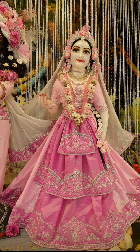 Radha Rani Dress Design, Radhekrishna Aesthetic, Radha Rani Dress, Radhe Krishna Photo, Deity Outfits, Lord Krishna Radha, Deity Clothes, राधा रानी, Adi Shakti