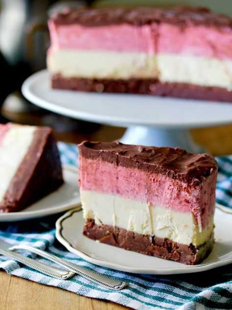 Neapolitan Cheesecake #cheesecake #neapolitan Neapolitan Cheesecake, Neapolitan Cake, Patisserie Vegan, Raw Vegan Desserts, Raw Cake, Raw Recipes, Raw Desserts, Vegan Gluten Free Recipes, Vegan Raw