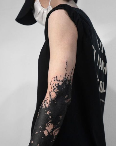 Cover Up Tattoos Upper Arm, Abstract Tattoo Cover Up, Tattoo Arm Cover Up, Big Tattoo Cover Up Ideas Black, All Black Tattoo Cover Up, White Ink On Black Tattoo, Blackout Cover Up Tattoo, Blackout Sleeve, Big Cover Up Tattoos