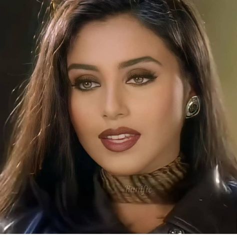 Rani Mukerji Outfits, 90s Bollywood Makeup, 2006 Makeup, Indian Baddie, 2000 Makeup, 2000s Bollywood, Desi Makeup, 90s Grunge Makeup, Indian Eye Makeup