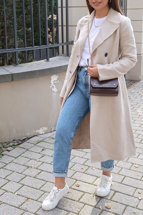 Beige Duster Coat Outfit, Beige Coats For Women, Beige Coat Styling, Long Beige Coat Outfit Winter, White Mum Jeans Outfit, Outfits With White Coat, Beige Mac Coat Outfit, Ivory Trench Coat Outfit, Mum Style Outfits 2023