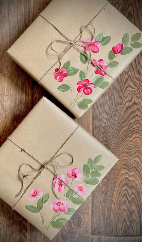 Flower Gift Wrapping Ideas, Hand Painted Paper Gift Bags, Birthday Gift Painting Ideas, Hand Painted Wrapping Paper, Birthday Present Wrapping Ideas, Unique Gift Wrapping Ideas Birthdays, Unique Gift Wrapping Ideas Creative, Road Trip Gift Basket Ideas, Travel Goodie Bags