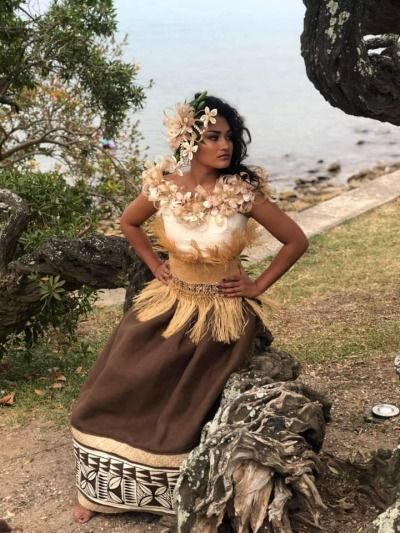 Samoan Clothing, Island Wedding Dresses, Folk Clothing, Dream Prom, Royal Clothing, Polynesian Culture, Hawaiian Outfit, Folk Costume, World Cultures