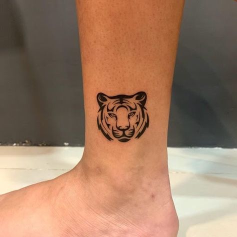 Cute Tiger Tattoo, Small Tiger Tattoo, Tattoo Klein, Tiny Wrist Tattoos, Tattoos For Women Flowers, Cute Tiger, Cute Tigers, Tiger Tattoo, Wrist Tattoos