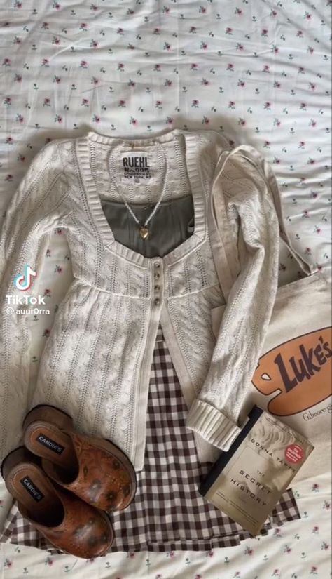 Therapy Outfit Ideas, Childish Outfits For Women, Library Outfits, Grandma Outfit, Tv Wall Decor Ideas, Dream Ideas, Outfit Date, The Cardigans, Downtown Outfits