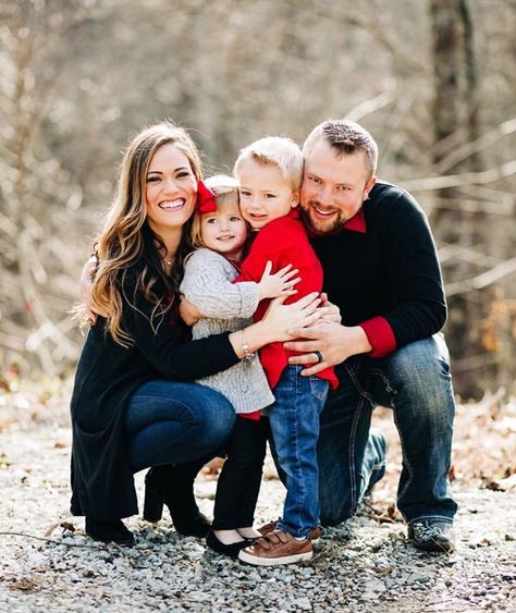 Whitney, Kaci, Bradley, and Zach Christmas Shooting, Bates Family Blog, Whitney Bates, Family Session Poses, Fall Photoshoot Family, Fall Photoshoot Ideas, Portret Feminin, Christmas Pictures Outfits, Christmas Family Photoshoot