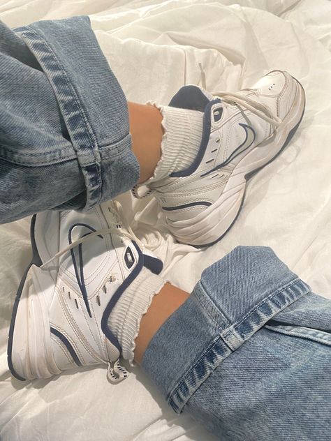 Chunky Shoe Aesthetic, 90s Sneakers Aesthetic, Clunky Sneaker Outfit, White Tennis Shoes Aesthetic, 90s Shoes Women Sneakers, Aesthetic Chunky Sneakers, Nike Shoes Chunky, Sneaker Astethic, Bulky White Sneakers Outfit